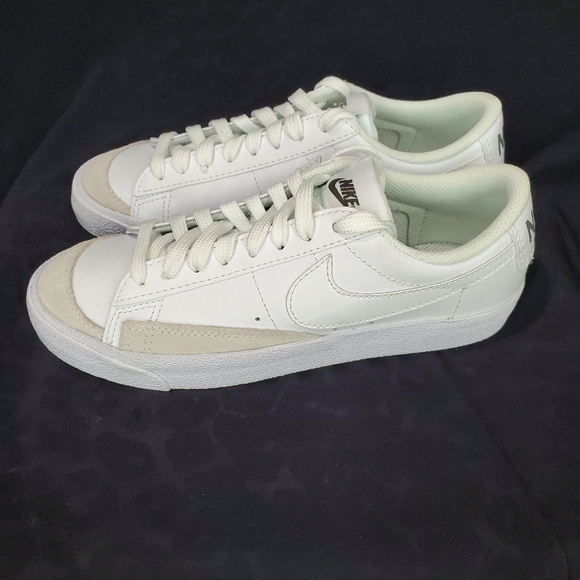 Nike Blazer Low '77 ' White Flat Pewter' DA4074-110 5.5Y Boys Only Tried On - Picture 4 of 13